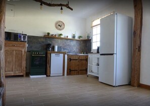 Fridge, microwave, oven, dishwasher - Gîte du Monbaillon (Saint-Pourçain-sur-Besbre)