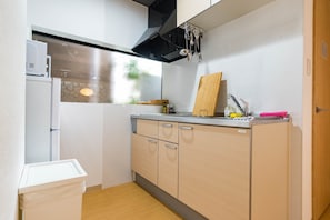 Fridge, microwave, stovetop, cookware/dishes/utensils