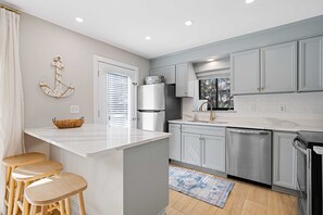 Køleskab, mikrobølgeovn, ovn, kogeplade