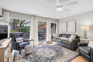 Living Room with smart tv, record player/bluetooth speaker