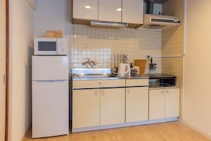冰箱、微波炉、炉灶、厨具/餐具