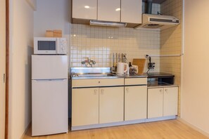 Frigorifero, microonde, piano cottura, pentole/stoviglie/utensili