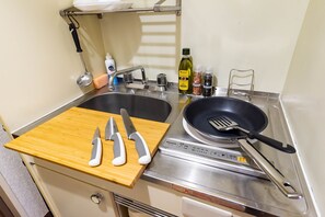 Kühlschrank, Mikrowelle, Herdplatte, Kochgeschirr/Geschirr/Besteck