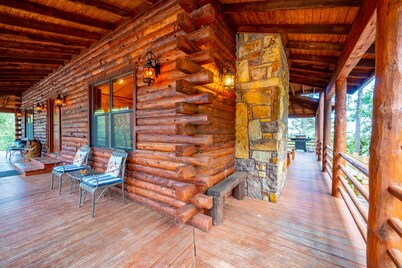 Big Sky Mountain Lodge-Spectacular Views-Hot Tub\GameRoom\Play-Set\Hike To River