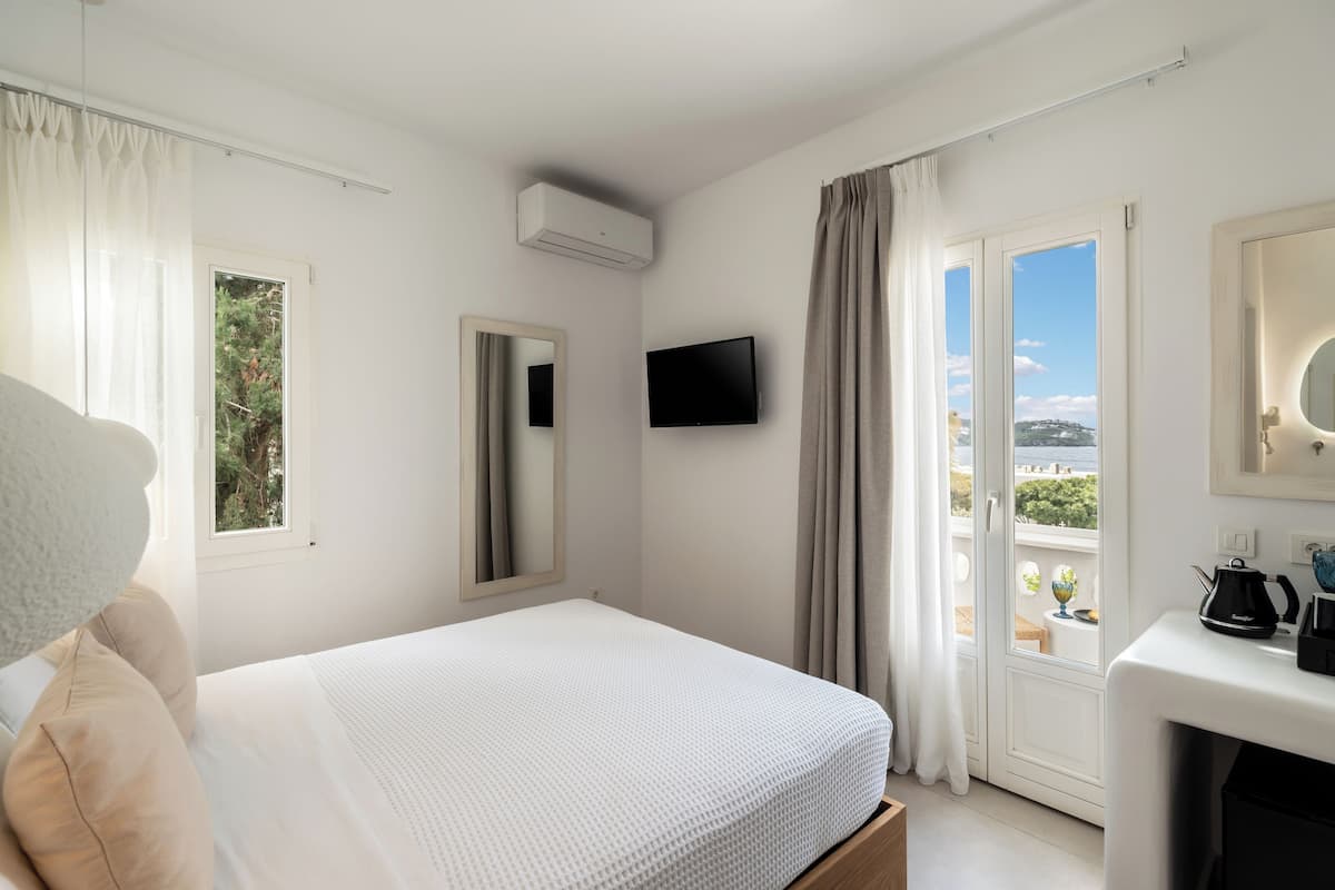 Caja de seguridad en la habitación y tabla de planchar con plancha