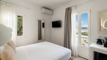 Habitación doble Deluxe, vista parcial al mar | Caja de seguridad en la habitación y tabla de planchar con plancha