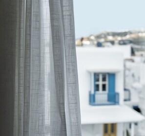 Tweepersoonskamer, uitzicht op de stad | Een kluis op de kamer, een strijkplank/strijkijzer, gratis wifi