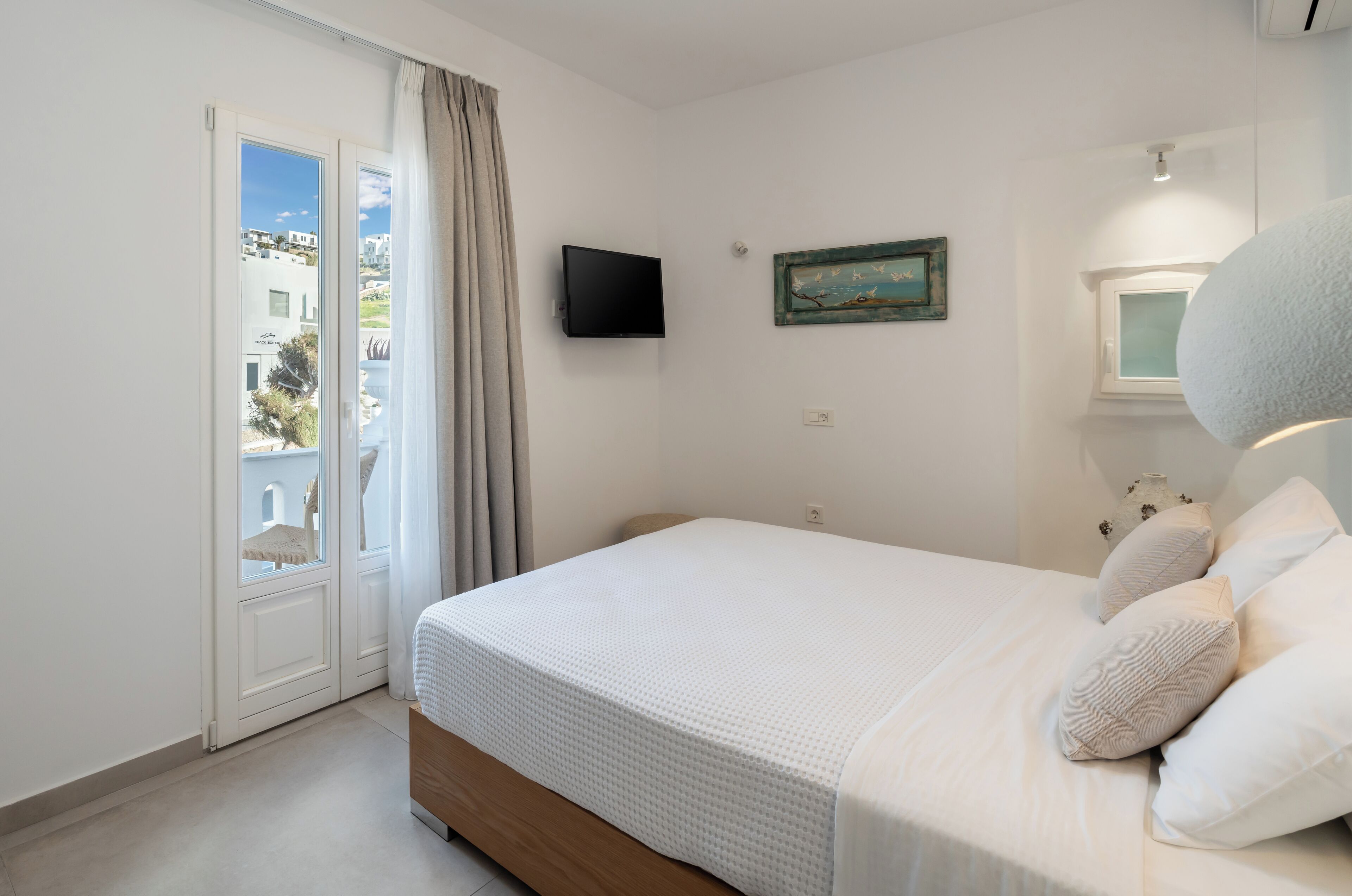 Camera doppia, vista città | Una cassaforte in camera, ferro/asse da stiro, Wi-Fi gratuito, lenzuola