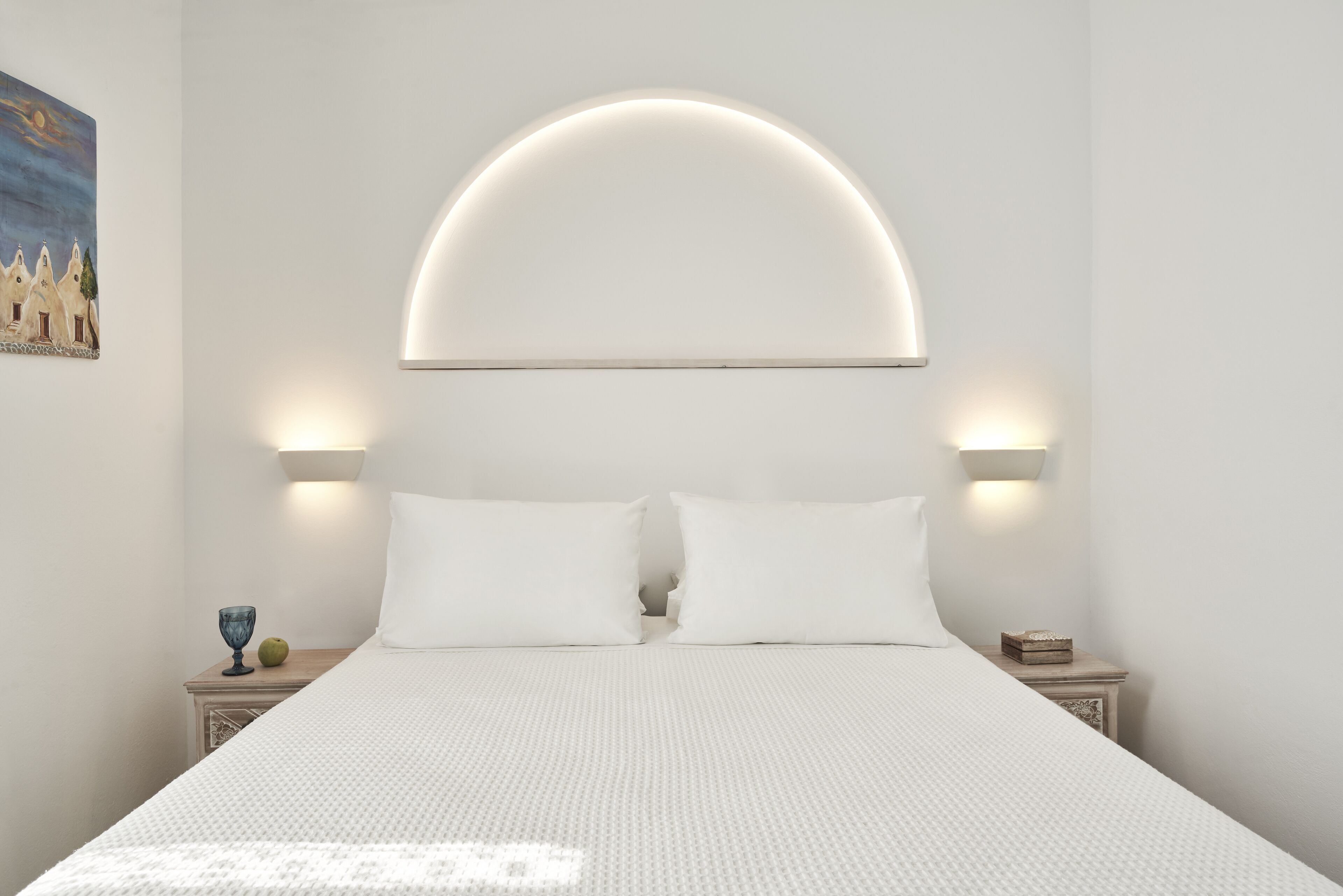 Caja de seguridad en la habitación y tabla de planchar con plancha 