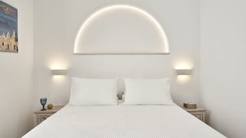 Caja de seguridad en la habitación y tabla de planchar con plancha