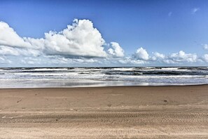 On the beach, beach towels - Feel The Sea Breeze (Surfside Beach)