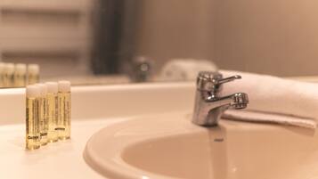 Baignoire, articles de toilette gratuits, sèche-cheveux