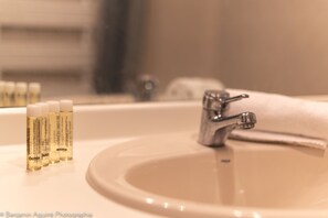 Baignoire, sèche-cheveux, serviettes fournies