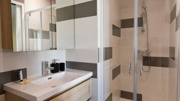 Combined shower/tub, hair dryer, soap, shampoo