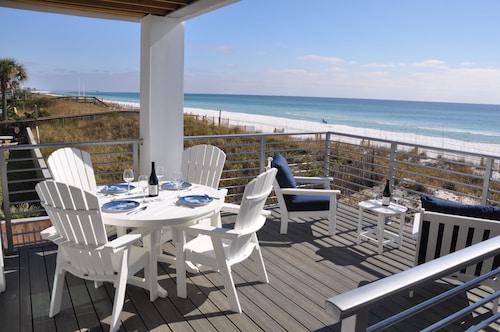 Sea Turtle House-On  beach-3BR 3.5 Bath Sleeps 12 SUPs Kayaks Family Friendly