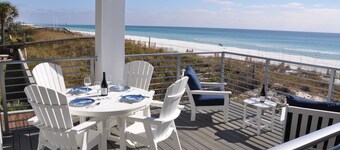Sea Turtle House-On  beach-3BR 3.5 Bath Sleeps 12 SUPs Kayaks Family Friendly