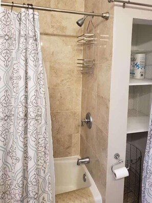 Ensemble douche/baignoire, sèche-cheveux, serviettes fournies, savon