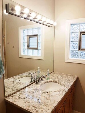 淋浴/盆浴组合、吹风机、毛巾、肥皂