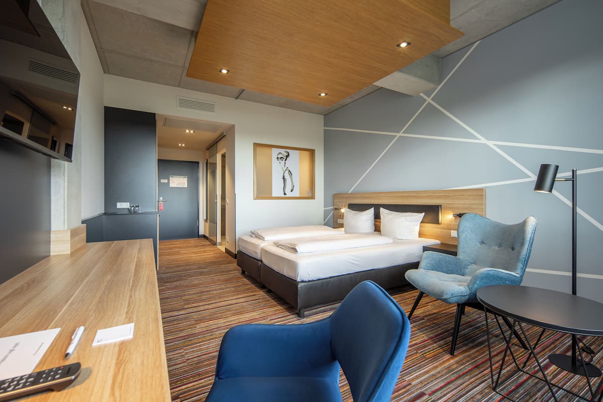 standard double room | in-room safe, desk, blackout curtains, soundproofing