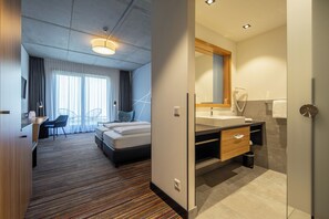 Habitación Confort doble | Caja fuerte, escritorio, cortinas opacas y sistema de insonorización