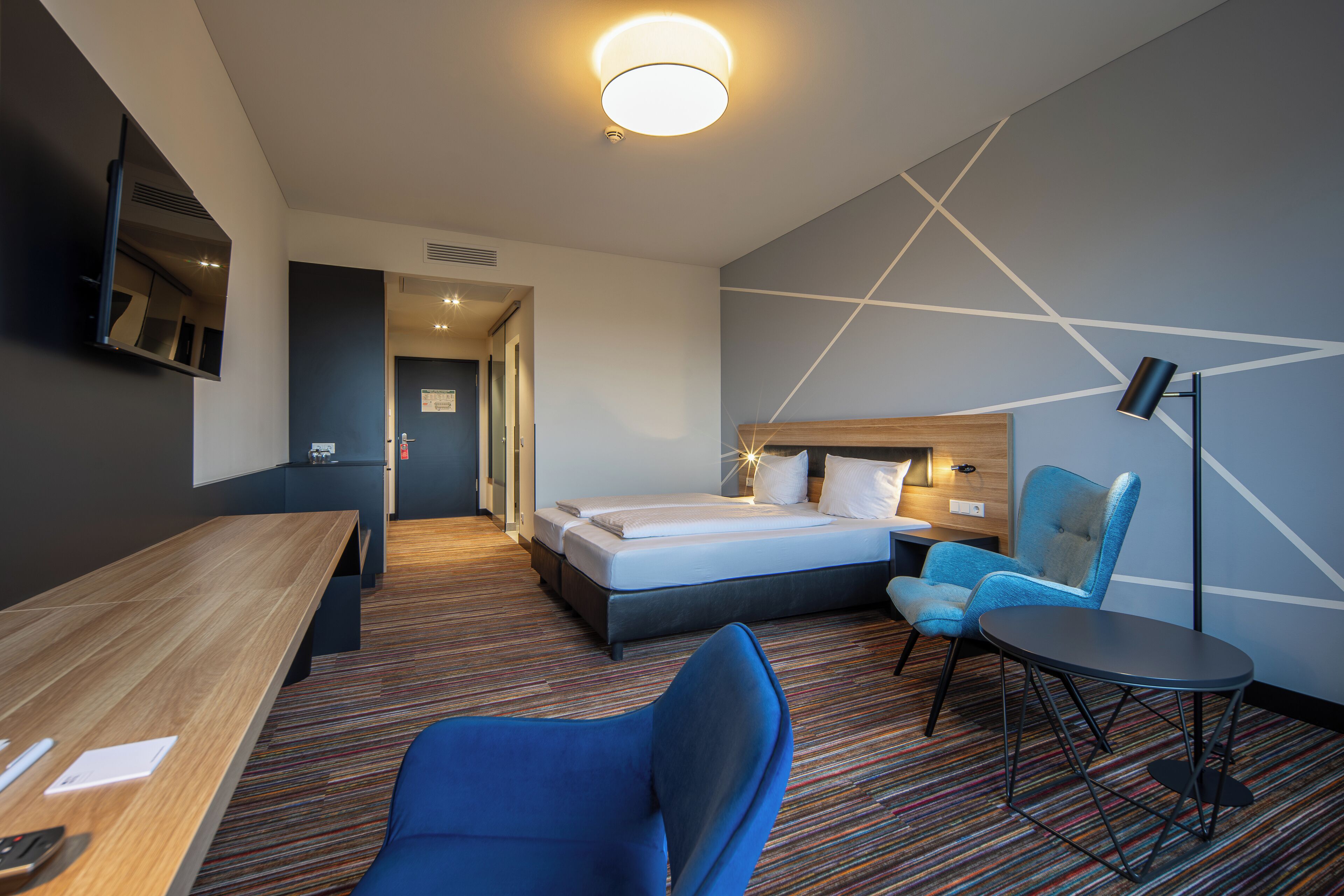 business double room | in-room safe, desk, blackout curtains, soundproofing