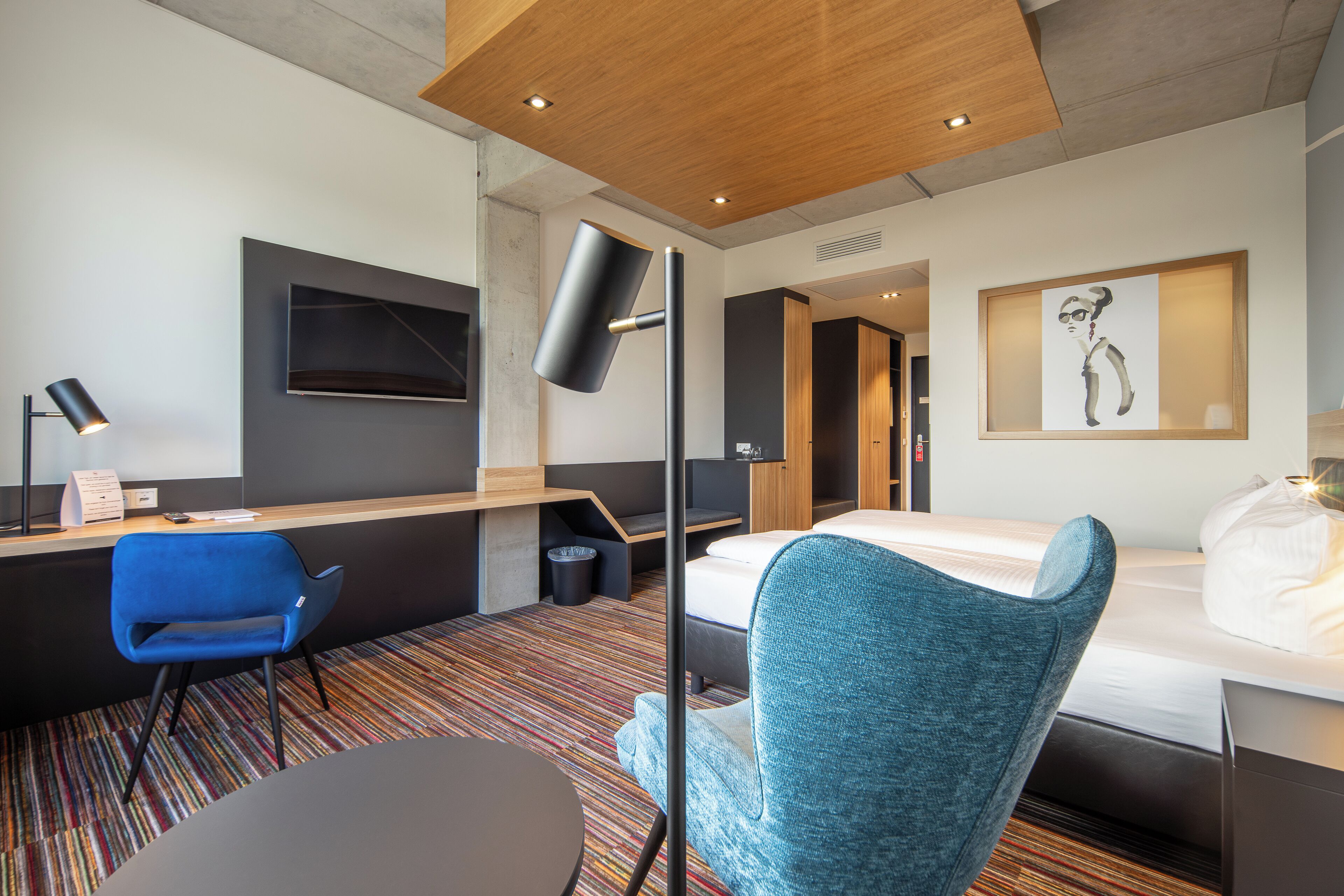 standard double room | in-room safe, desk, blackout curtains, soundproofing