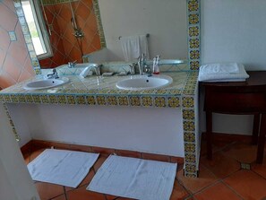 Ensemble douche/baignoire, baignoire Ă jets, sĂšche-cheveux