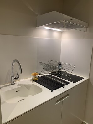 Réfrigérateur, micro-ondes, plaque de cuisson, lave-vaisselle