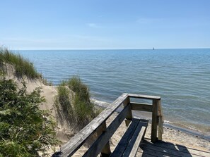 Vlak bij het strand, ligstoelen aan het strand