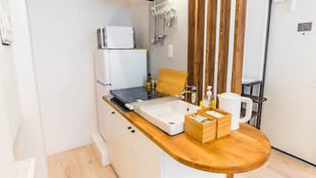 Fridge, microwave, stovetop, cookware/dishes/utensils