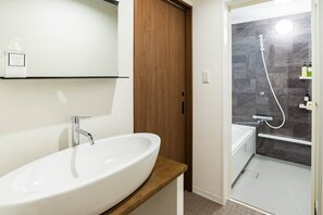 Kostenlose Toilettenartikel, Haartrockner, Handtücher
