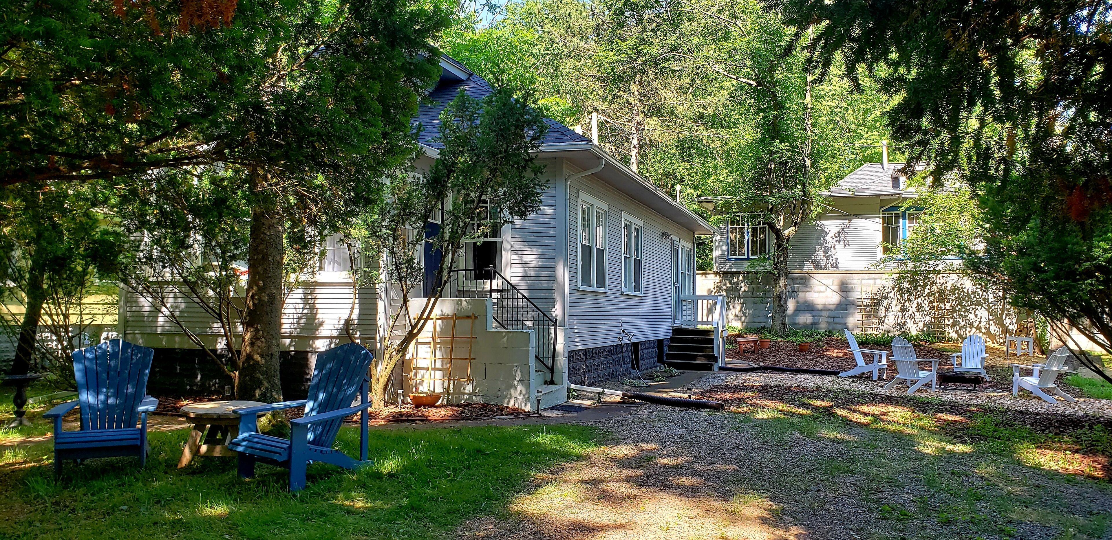 Five minute walk to the beach! 3 bedroom, 1 bath cottage. 
