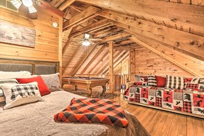 2 bedrooms, iron/ironing board, travel cot, WiFi - Pigeon Forge -Screened Porch-Weber Gas Grill- Covered Porch-Hot Tub-Pet Friendly (Pigeon forge)