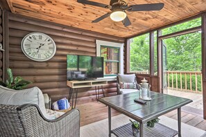 Älytelevisio, takka, videopelejä, DVD-soitin