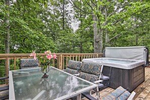 Outdoor dining - Pigeon Forge -Screened Porch-Weber Gas Grill- Covered Porch-Hot Tub-Pet Friendly (Pigeon forge)