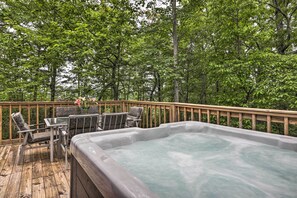 Outdoor spa tub - Pigeon Forge -Screened Porch-Weber Gas Grill- Covered Porch-Hot Tub-Pet Friendly (Pigeon forge)