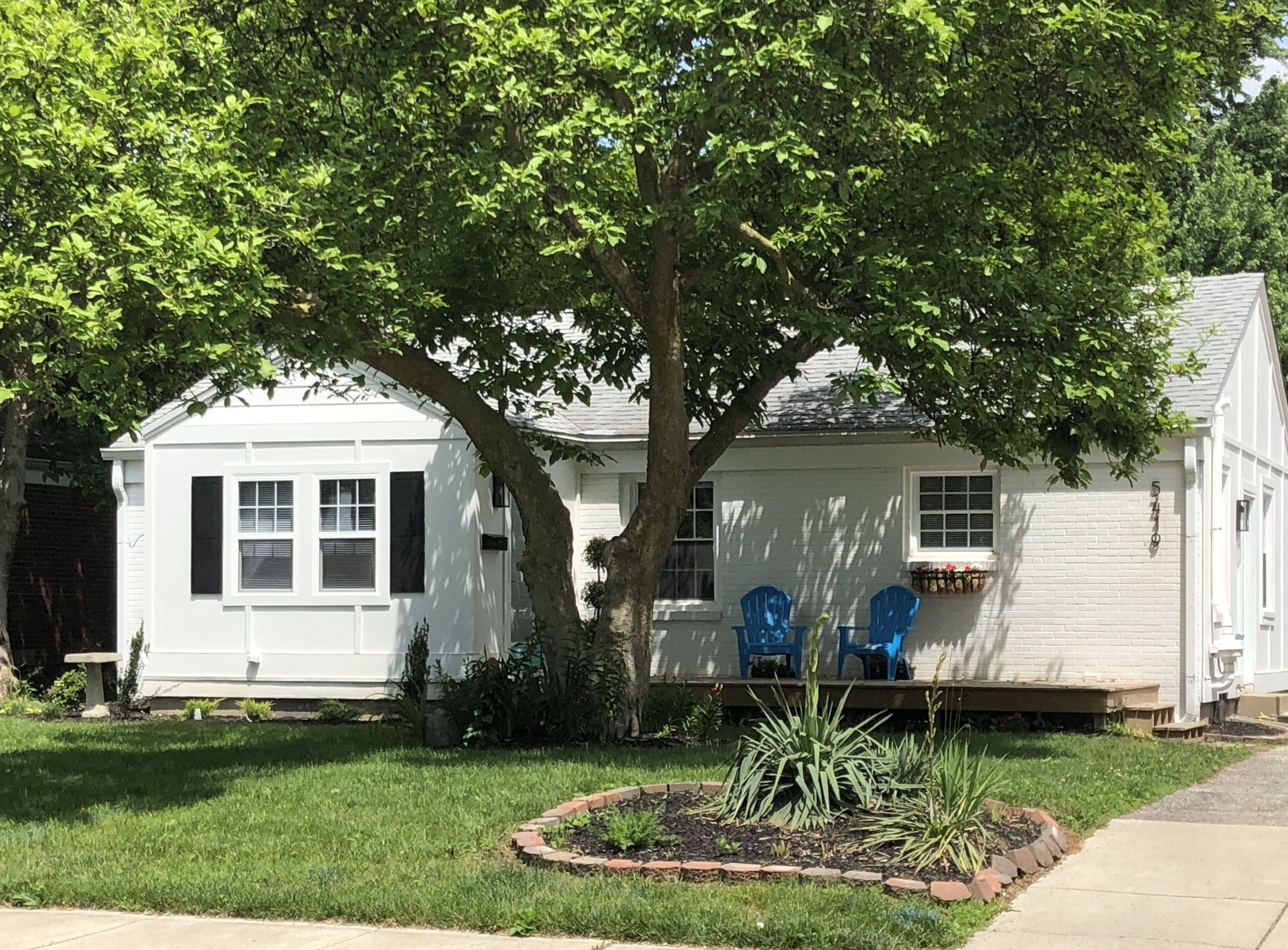 Modern spacious retreat with bonfire and walkable to local restaurants and bars!