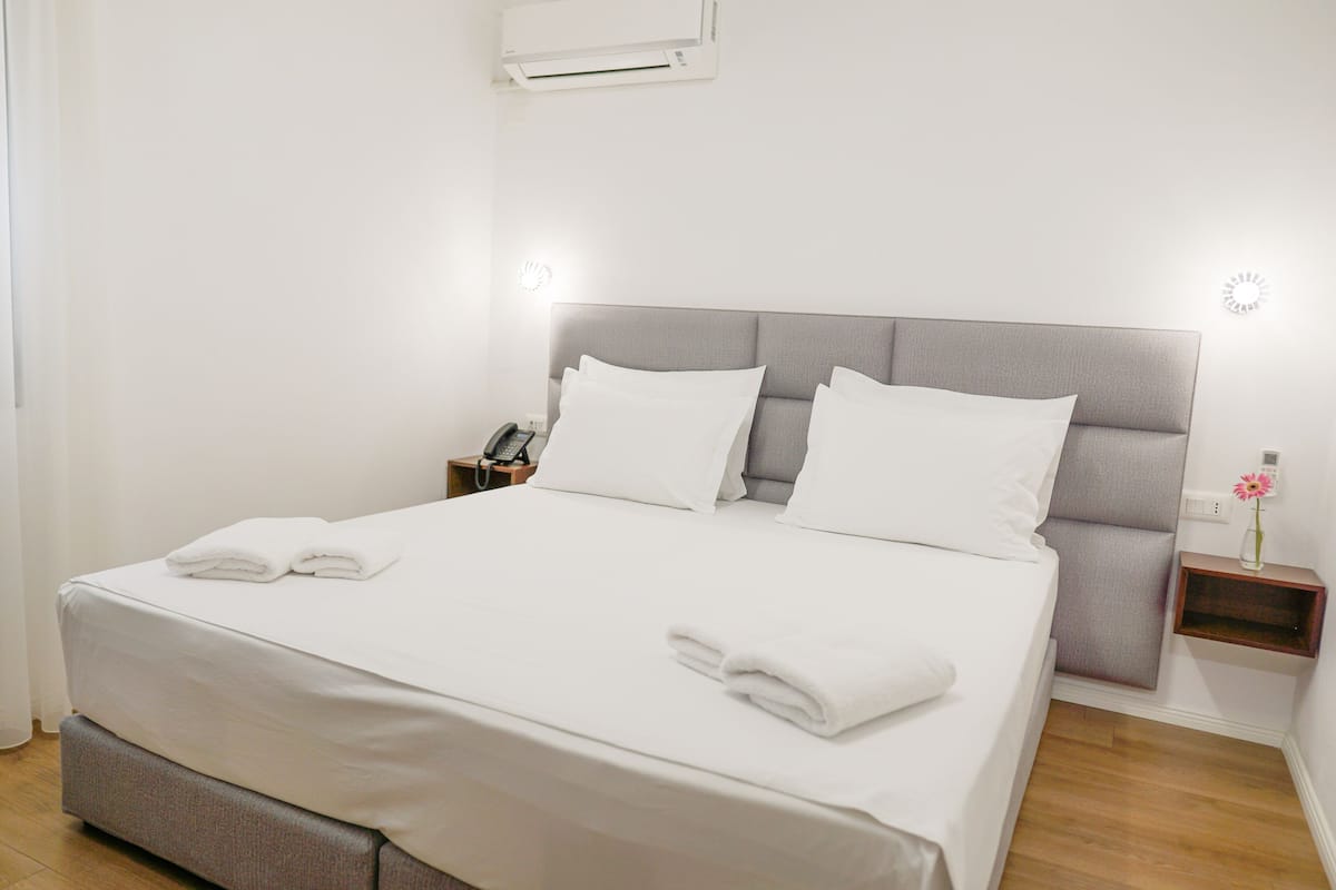 Kamar Double atau Twin Ekonomi | Brankas, meja kerja, Wi-Fi gratis, dan seprai linen