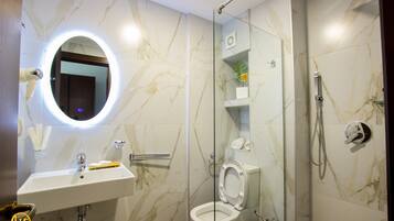 Habitación Grand con 1 cama matrimonial o 2 individuales | Baño | Secadora de cabello, toallas, jabón, papel de baño