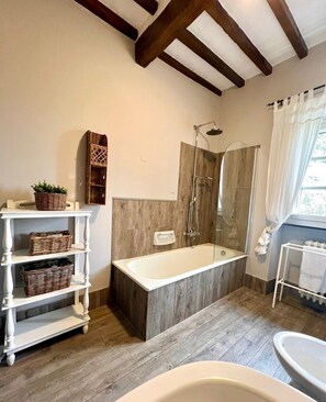 Duschwanne, Haartrockner, Bidet, Handtücher