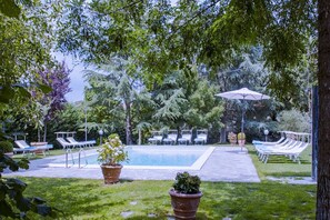 Piscine extérieure, chaises longues