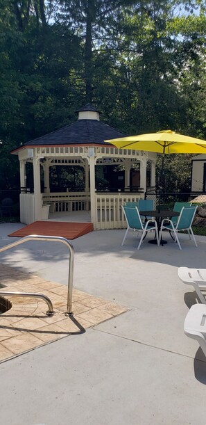 مقصورة في الحديقة