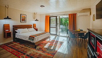 Decoración personalizada, muebles diferentes y cortinas blackout 