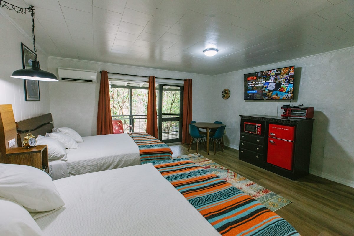 Premium-Doppelzimmer, 2 Queen-Betten, Nichtraucher, Seeblick | Verdunkelungsvorhänge, schallisolierte Zimmer, kostenloses WLAN