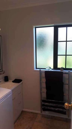 تجهيزات دش، مجففات شعر، مناشف، صابون