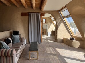 Smart TV, fireplace, stereo