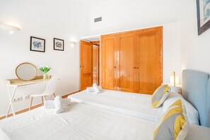 3 bedrooms, desk, iron/ironing board, WiFi