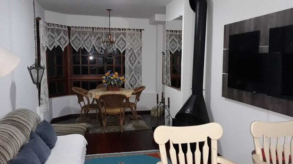 TV, fireplace