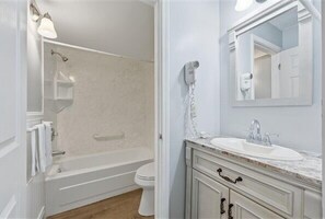 Bathtub, hair dryer, towels - Beacher's Lodge Studio Suite (Not Directly Oceanfront) (Saint Augustine)
