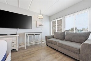 DVD player - Beacher's Lodge Studio Suite (Not Directly Oceanfront) (Saint Augustine)